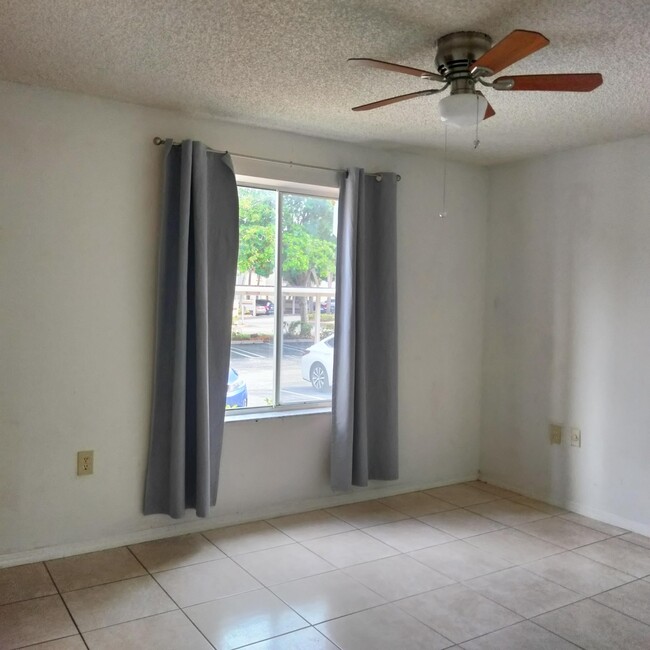 Foto del edificio - 22106 Glenmoor Dr
