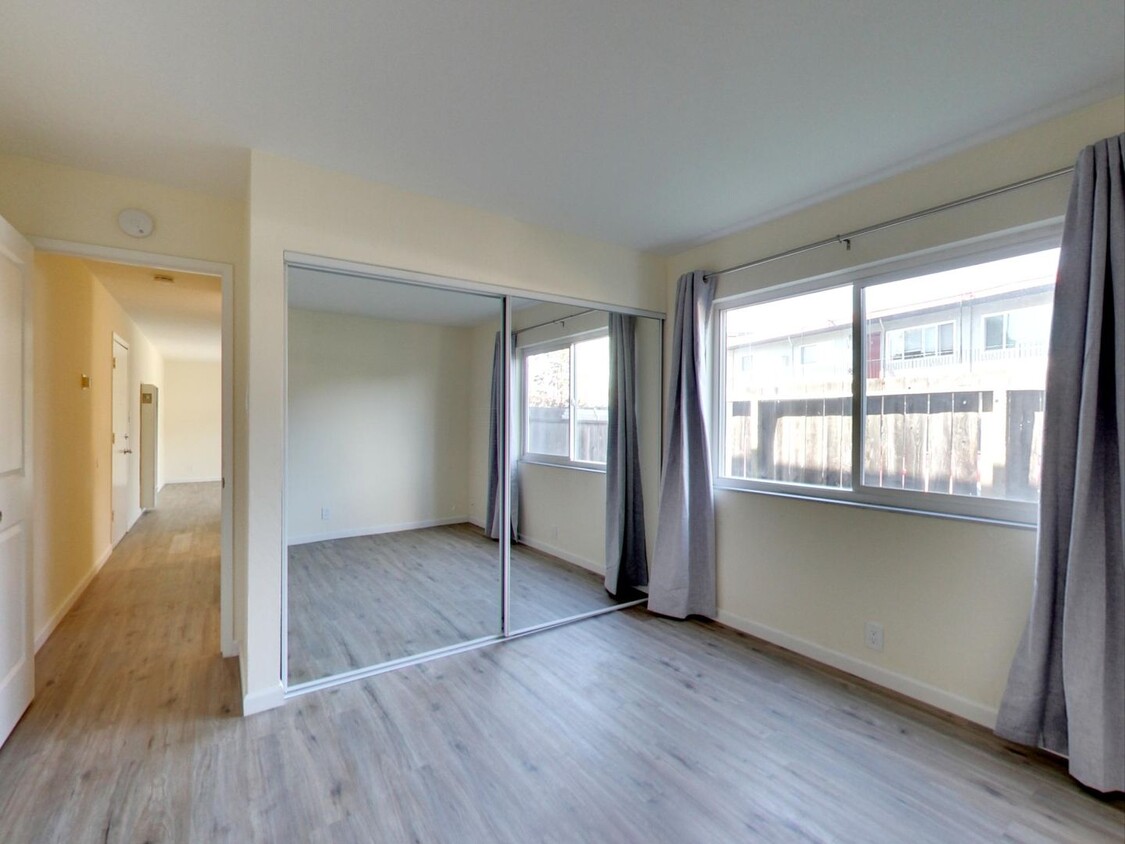 Foto principal - One Bedroom Apartment in Hayward Available...