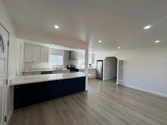 Spacious peninsula — perfect for cooking or casual dining. - 721 15th St