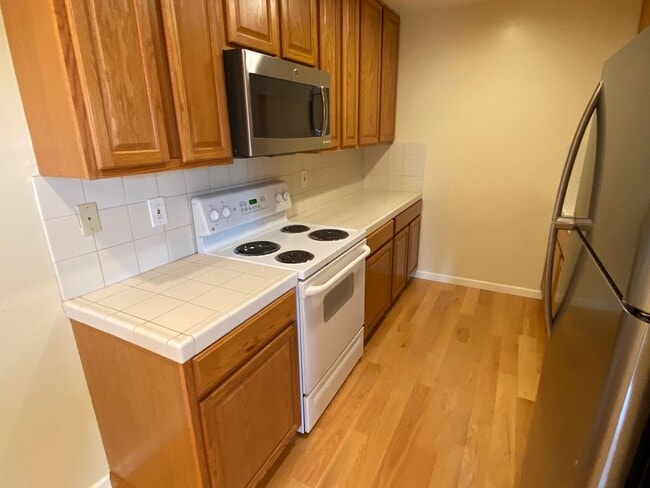 Building Photo - Sharp and Modern 3 Bedroom 2.5 Bath Santa ...