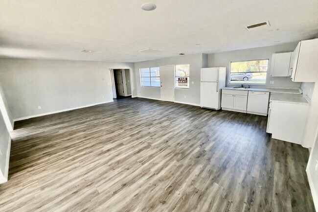 Foto del edificio - HUGE Ridge Manor/Dade City 3BR/2BA Home with Wide Open Floor Plan!!!