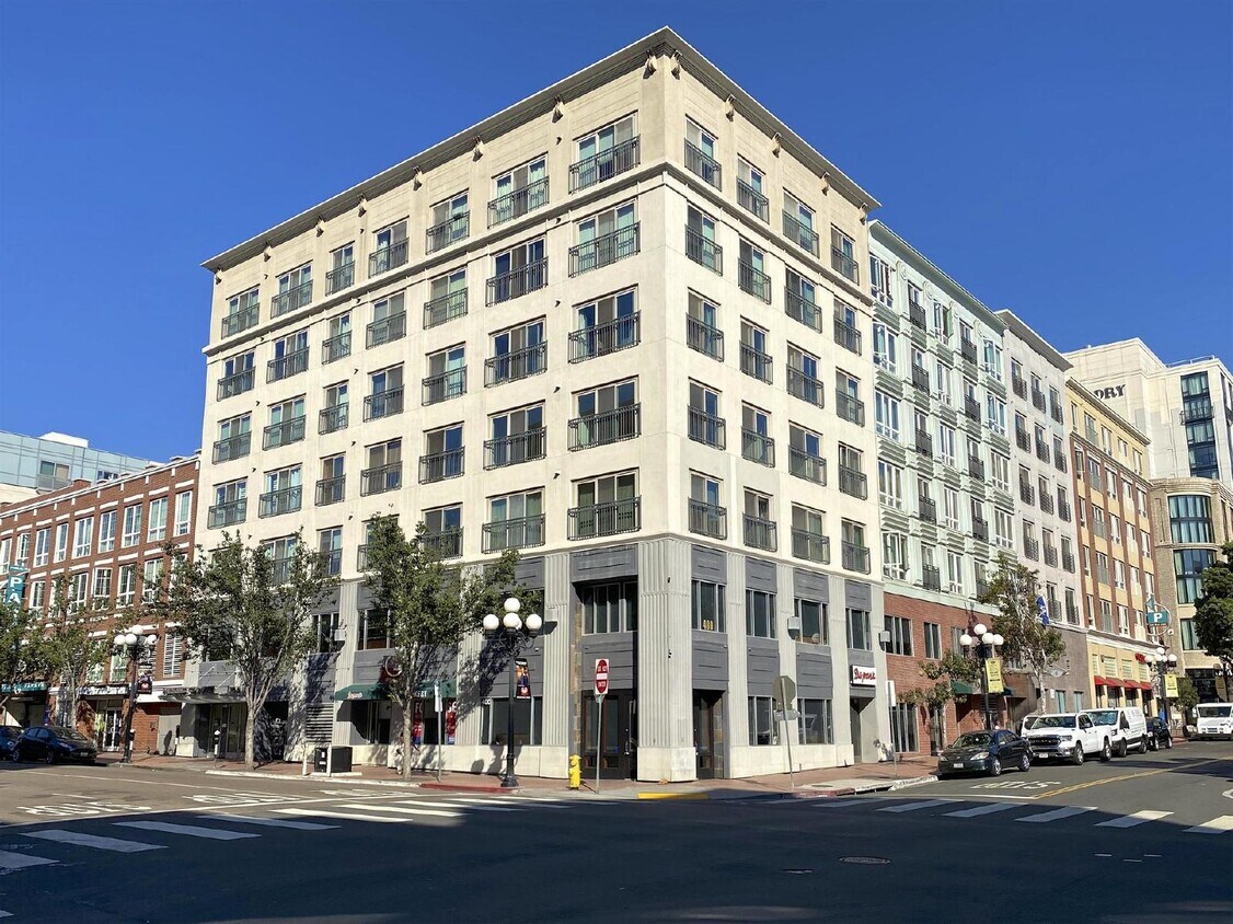 Foto principal - Beautiful Furnished Top Floor Unit