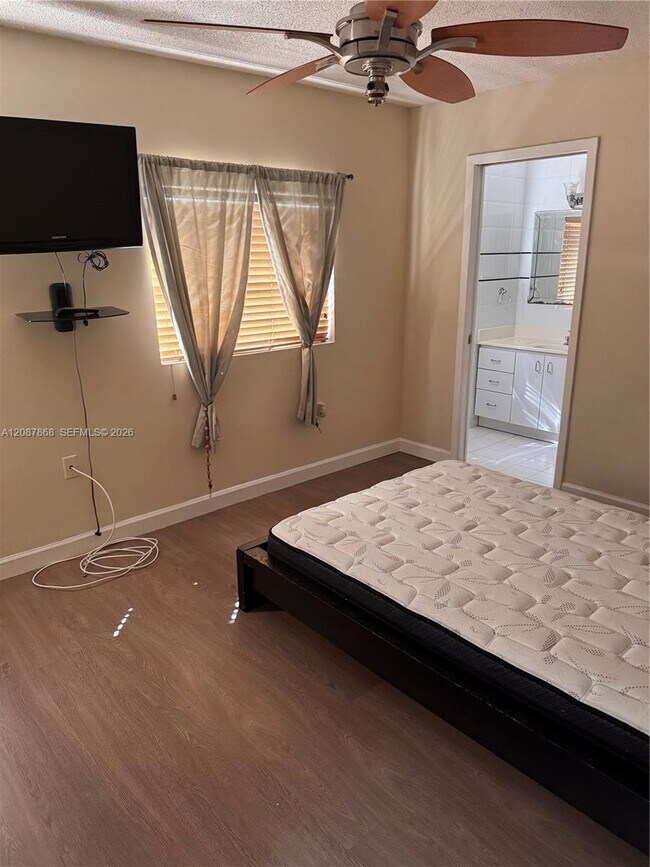 Foto del edificio - 9900 W Calusa Club Dr
