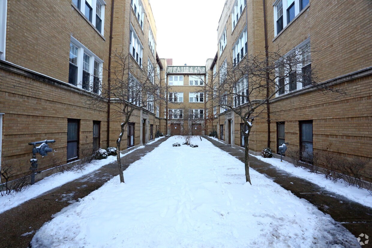 Building Photo - 1619-1629 W Farwell Ave