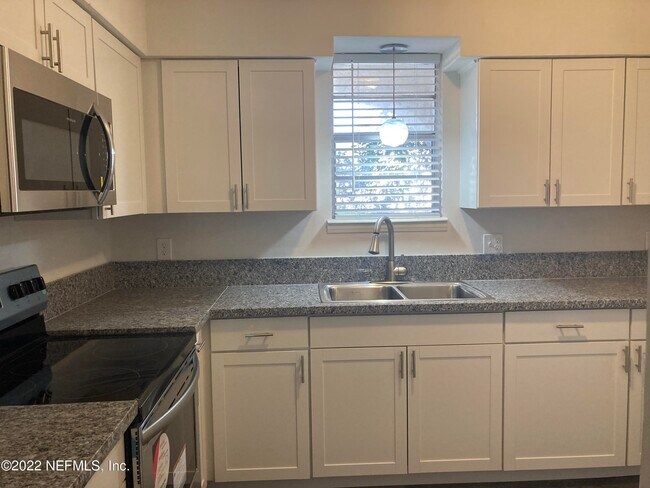 Foto del edificio - 1649 El Prado Rd