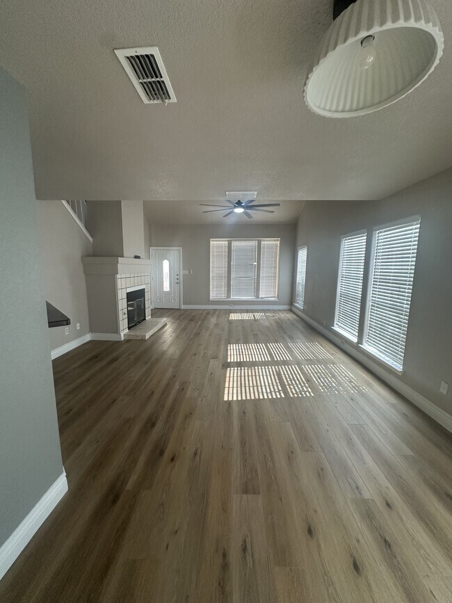 Building Photo - 701 Meadow Top