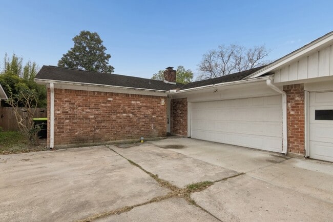 Building Photo - 3215 Palm Desert Ln