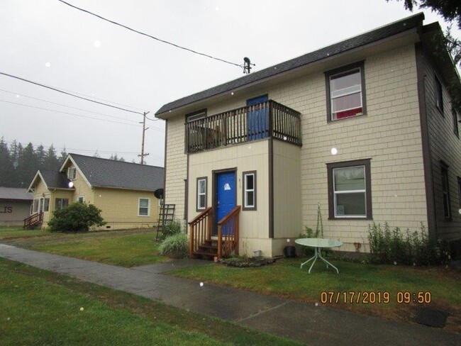 Building Photo - 1320 3rd St