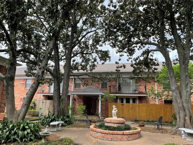 Building Photo - 2824 Briarhurst Dr