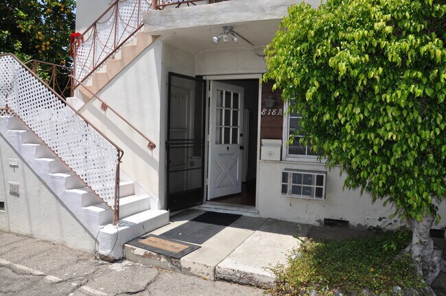 Building Photo - 818 W Glenoaks Blvd