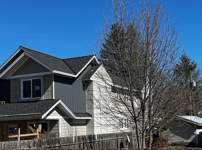 Building Photo - 413 N Ella Ave