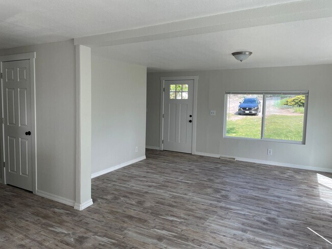 Building Photo - Country Living!!!