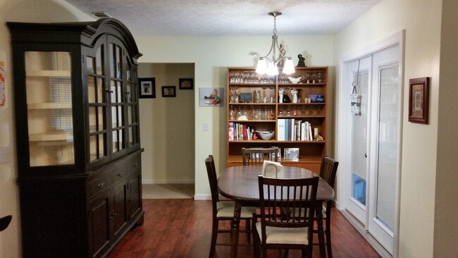 Foto del edificio - Charming Single Story Brick Home