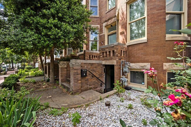 Foto del edificio - Sunlit & Fully Updated 2BR/1BA Condo in the Heart of U Street Corridor