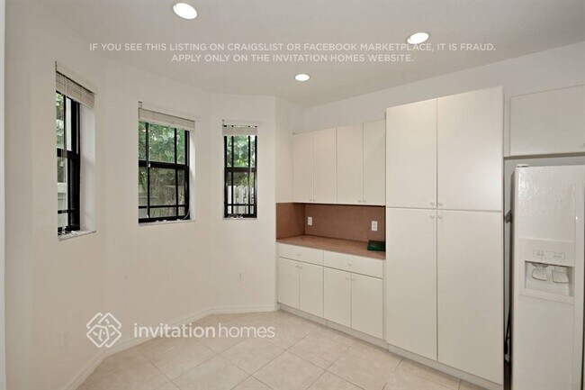 Building Photo - 627 NE 35th Ave
