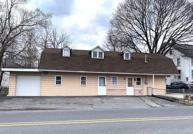 Building Photo - Charming single-family home just a short w...