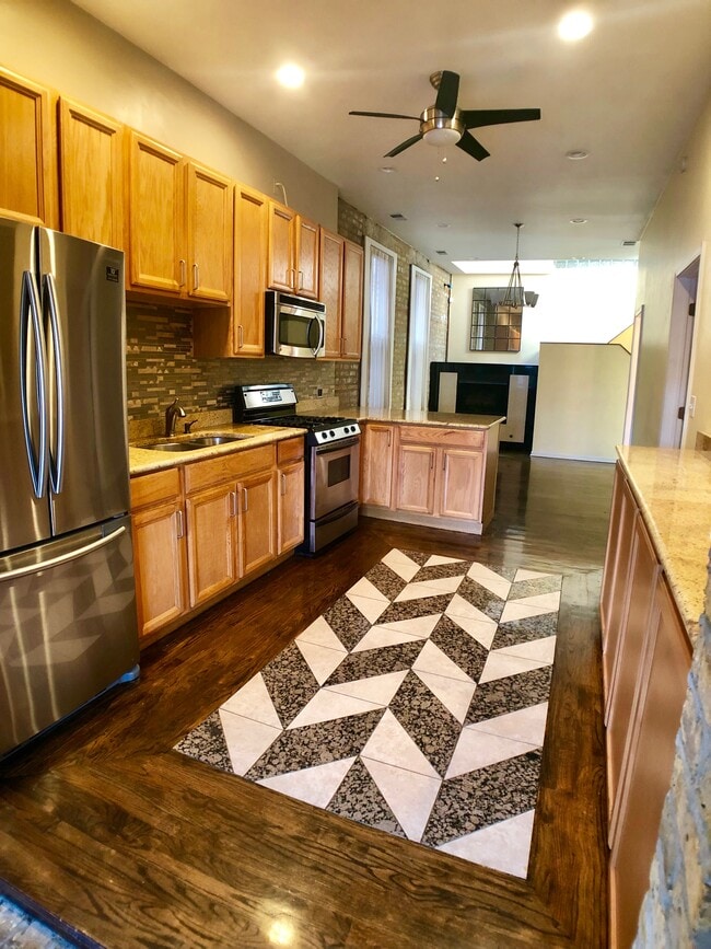 Kitchen with eat in counter - 2020 W 21st Pl