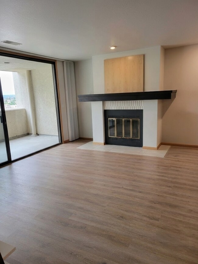 Building Photo - Two Bedroom Condo Available In Downtown Boulder