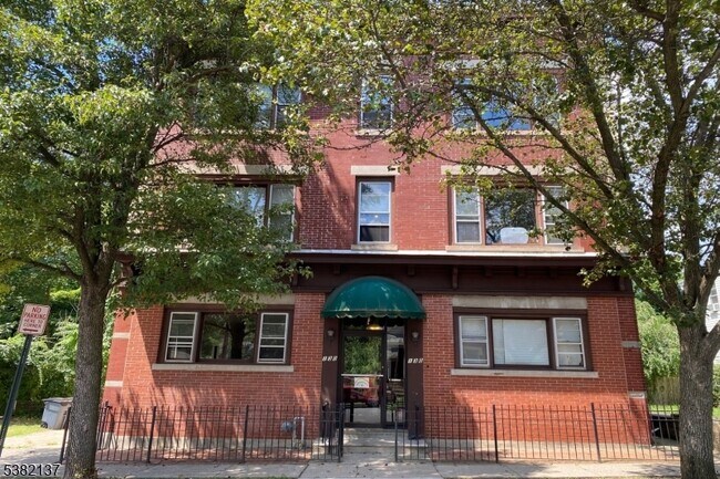 Building Photo - 130 Forest St