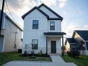 Building Photo - 16770 Meadowcroft St