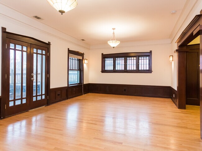 Building Photo - 935 W Agatite Ave