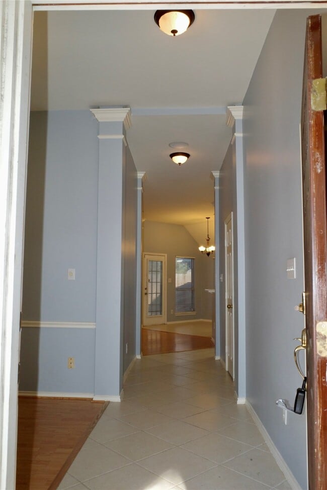 Foto del edificio - 1506 Rogers Lake Ln