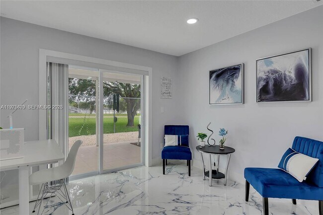 Foto del edificio - 895 W 39th Pl