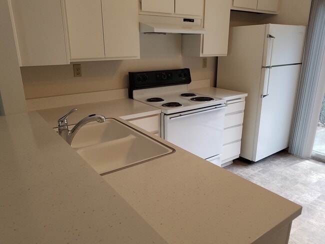 Foto del edificio - San Carlos (next to Mission Trails) 2 bed 1 bath Townhouse with Patio, Pool