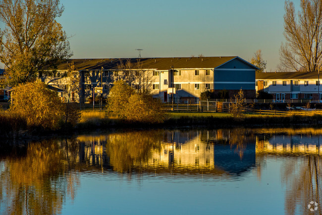 Building Photo - Autumn Lake