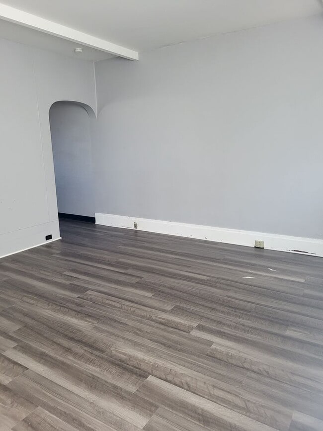 Building Photo - UPDATED 2 BEDROOM IN THE HEART OF BLOOMFIELD!