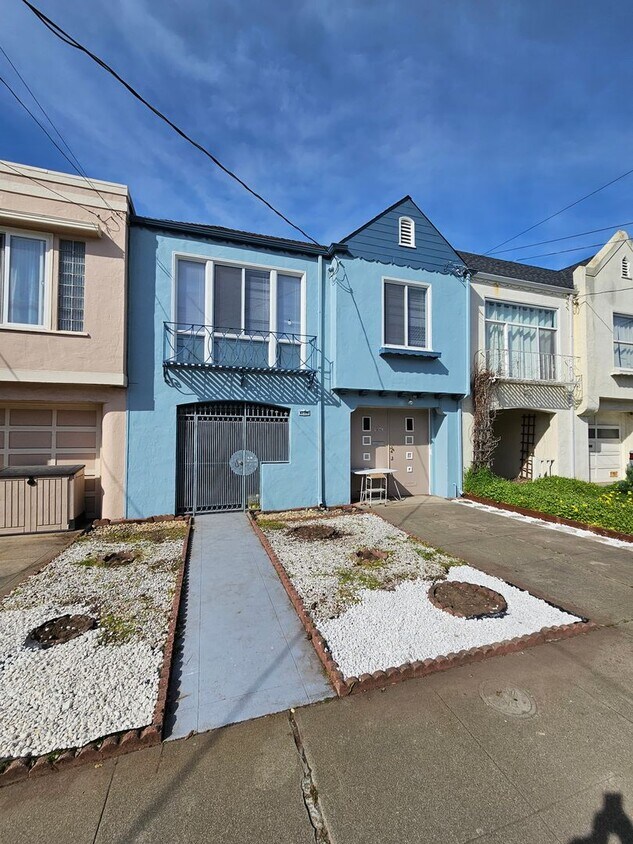 Primary Photo - 2 Bed/1 Bath REFRESHED Sunset District Stu...
