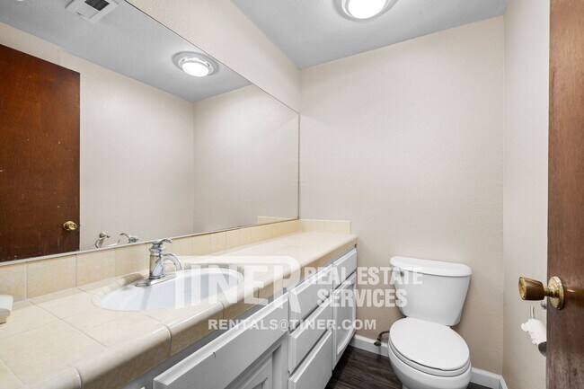 Building Photo - East Sacramento 3 Bedroom Duplex