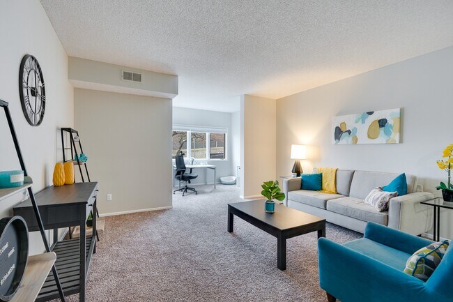 Amplia sala de estar renovada con paredes parciales hacia el área del estudio. - France 98