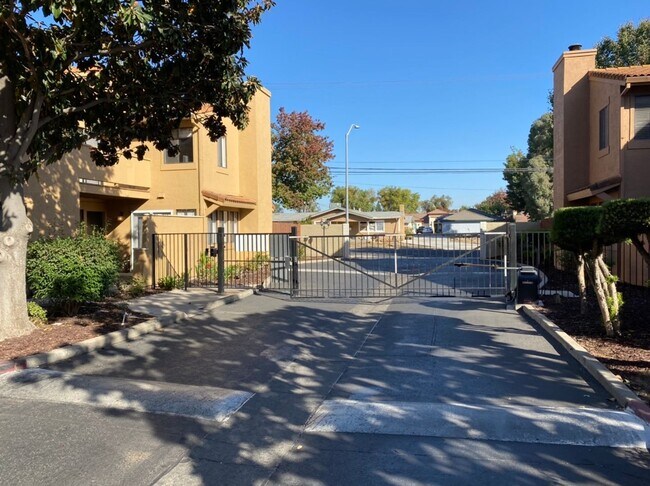Foto del edificio - Two bedroom condo in Gated Community with ...