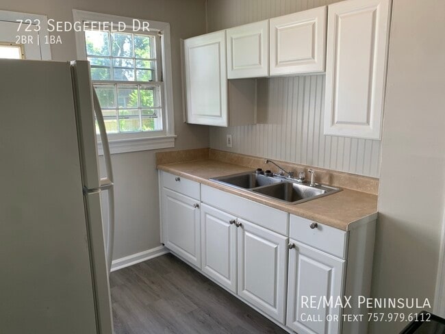 Building Photo - 723 Sedgefield Dr