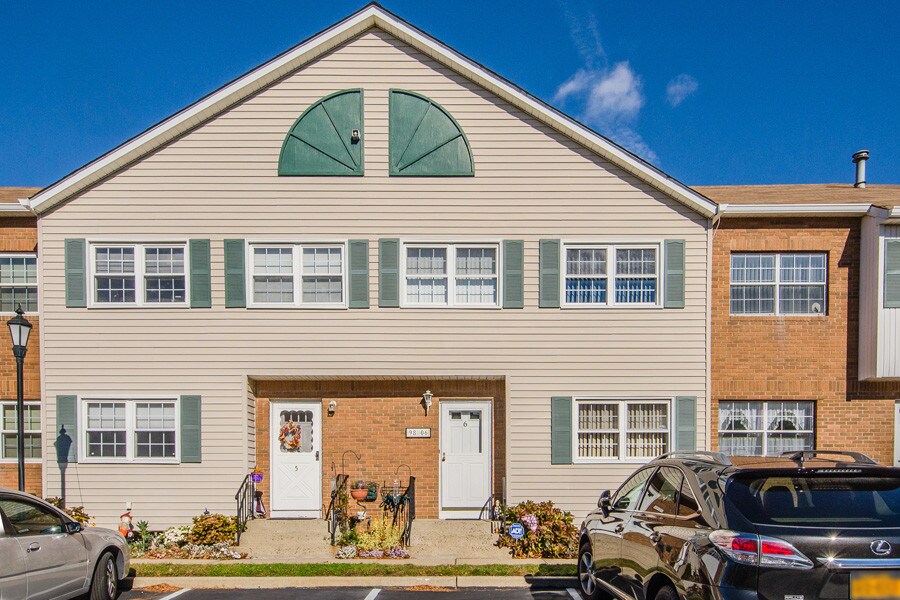 98 S Franklin Ave, Valley Stream, NY 11580 Condo for Rent in Valley Stream, NY