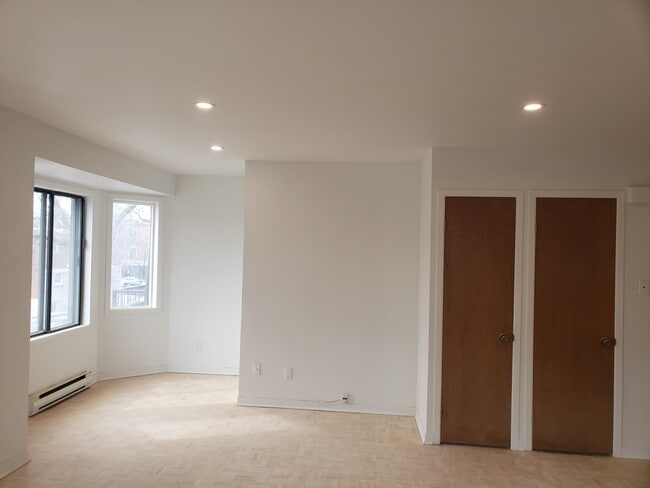 Building Photo - 4473 Av Jeanne-D'arc