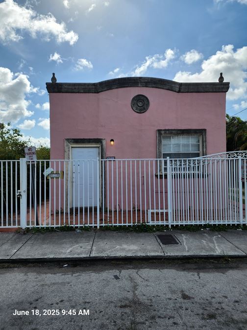 Building Photo - 821 SW 31st Ct