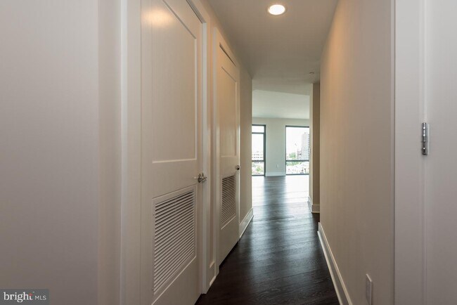 Building Photo - 4960 Fairmont Ave