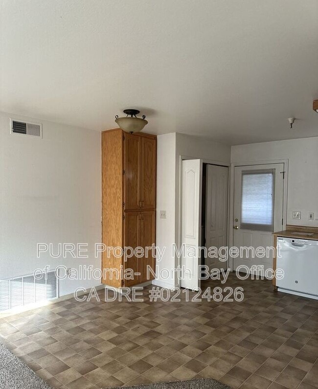 Building Photo - 935 S Oak St