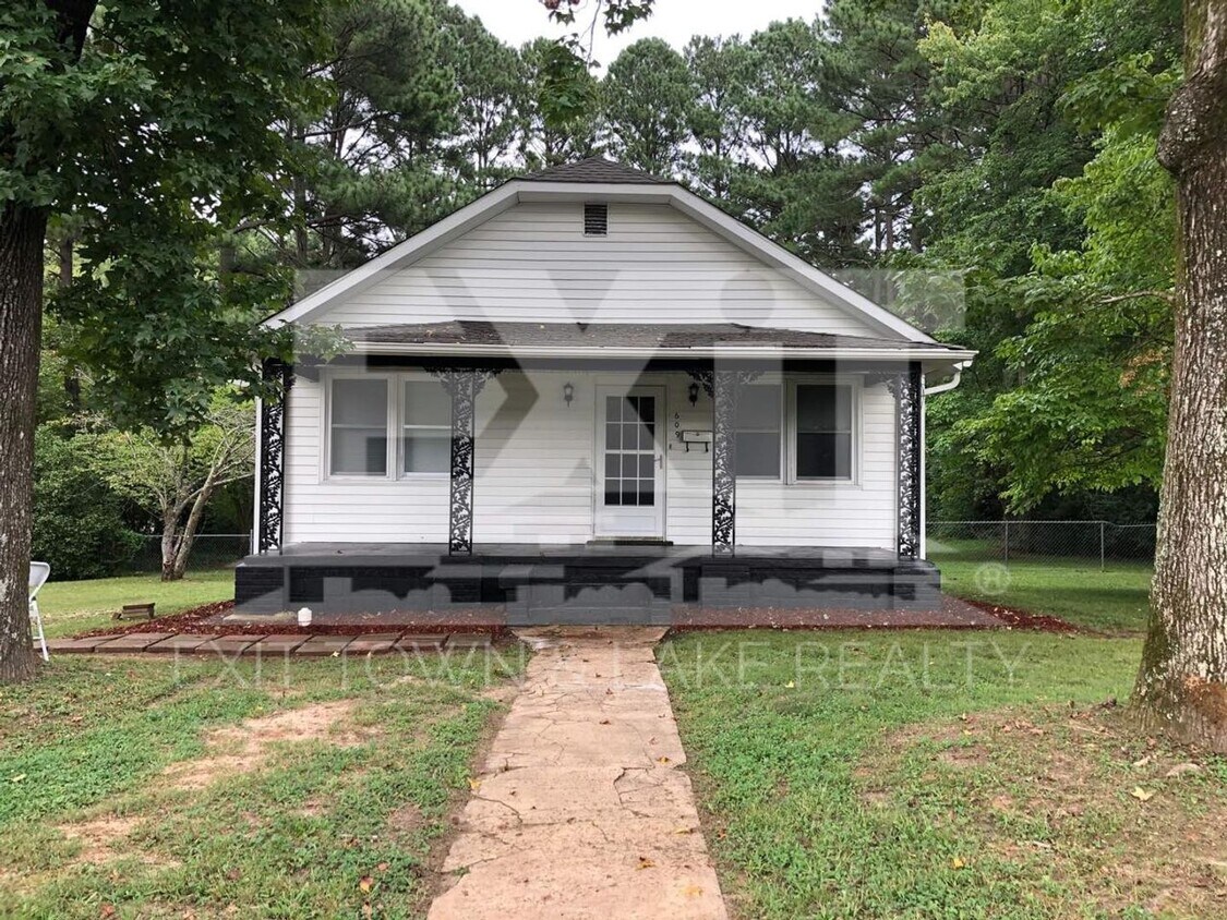 Foto principal - Fully Furnished 3 Bedroom/2 Bathroom Home ...