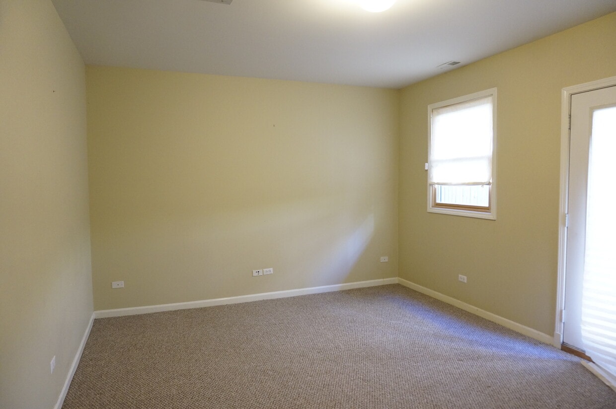 Primary Photo - 420 W Blackhawk St