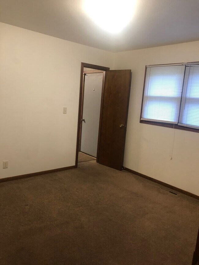 Building Photo - 3 Bedroom newly remodeled home