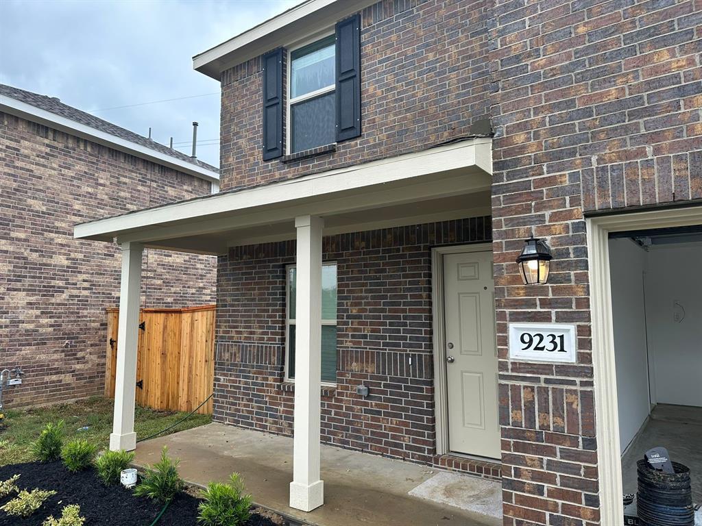 Foto principal - 9231 Redwood Br Dr
