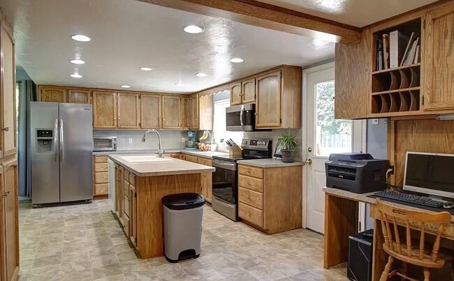 Building Photo - 6 Bedroom Home For Rent In Rexburg!!