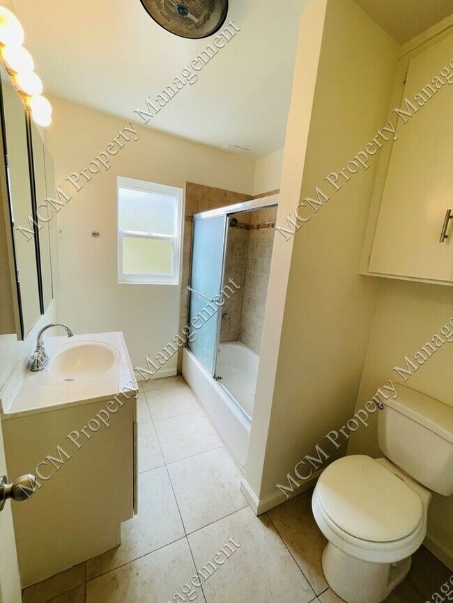 Building Photo - WeHo REMODELED 2bed1bath!