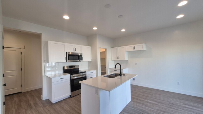 Building Photo - 5669 S Weehawken Ln