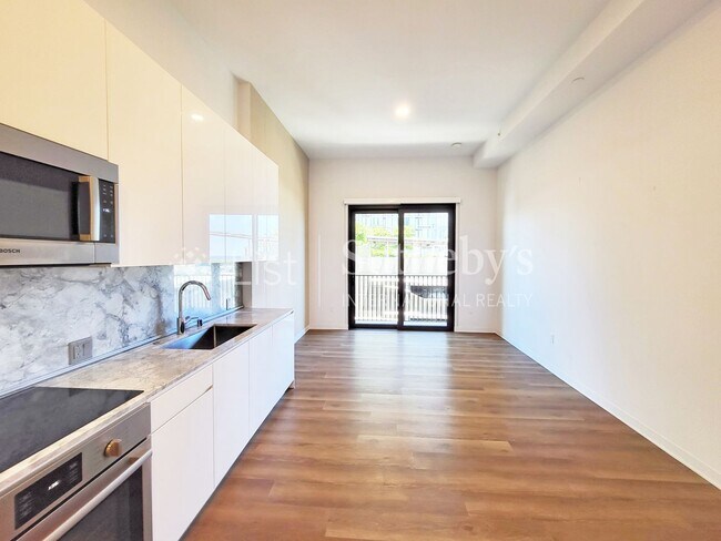 Building Photo - Aalii #806  |  Honolulu, HI
