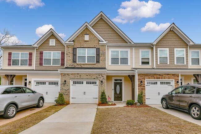 Building Photo - Immaculate Townhouse