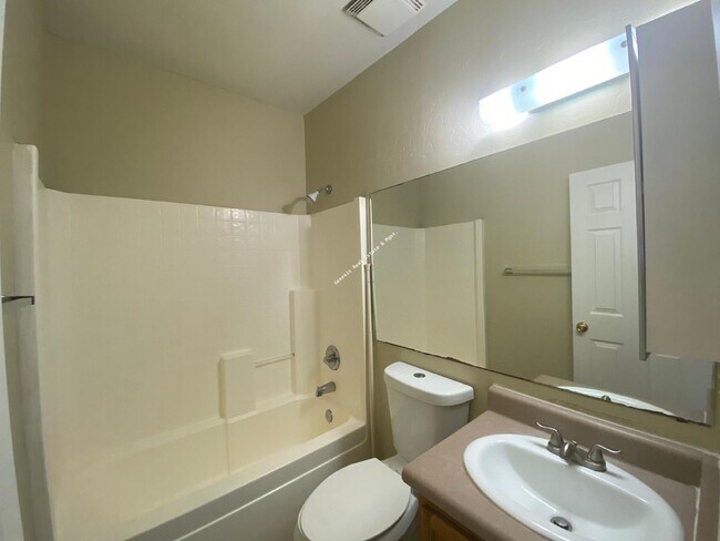 Foto del edificio - 3 bedroom 2 bath Townhouse